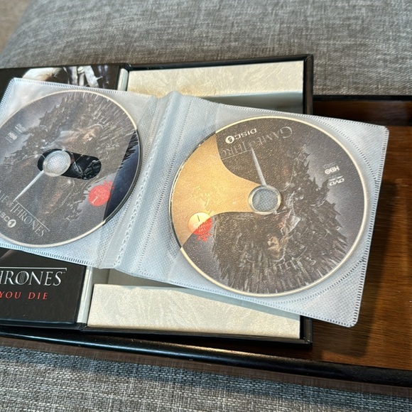 DVD TV Series GAME OF THRONES The Complete FIRST Season Plus BONUS FEATU… - Picture 3 of 5